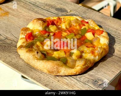 Ein traditionelles valencianisches Coca, ein typisches Gericht aus der spanischen mittelmeerküste, das aus gebackenem Teig mit verschiedenen Gemüsesorten zubereitet wird. Stockfoto