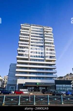 Das Holiday Inn Hotel an der Küste von Brighton, Sussex, England, Großbritannien Stockfoto