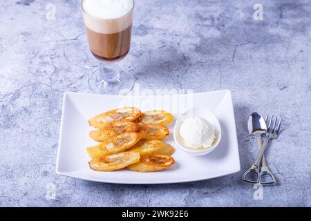 Gebratene Bananen mit Honig, Zimt, Kaffee und Eis. Nahaufnahme. Stockfoto