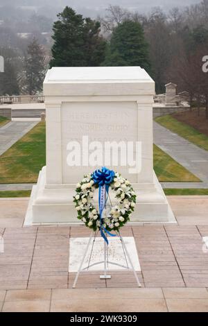 Ein blauer Kranz vor dem Grab des unbekannten Soldaten auf dem Arlington National Cemetery Stockfoto