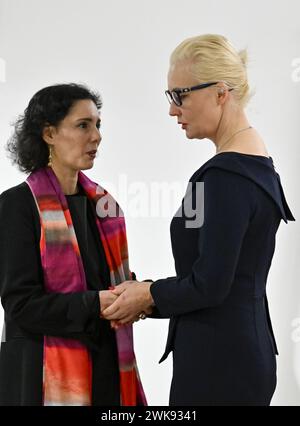 Brüssel, Belgien Februar 2024. Der belgische Außenminister Hadja Lahbib und die Witwe Navalnys Julia Navalnaya treffen sich nach einem informellen Treffen der Außenminister der EU, das vom Rat der Europäischen Union am Montag, den 19. Februar 2024 in Brüssel organisiert wurde. Die Witwe des russischen Oppositionsführers Alexej Nawalny wird an der Tagung des Rates für Auswärtige Angelegenheiten teilnehmen. Nawalny war einer der bekanntesten politischen Gegner des russischen Präsidenten Putin. Quelle: Belga News Agency/Alamy Live News Stockfoto