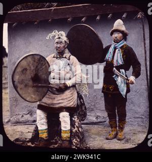 Goldi-Schamanenpriester und Assistent 1895 handkolorierte fotografische Platte von einem Foto von William Henry Jackson (1843–1942), aufgenommen in der Region Khabarowski, Russland, während einer Expedition mit der World Transport Commission. Stockfoto