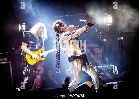 Oslo, Norwegen. Februar 2024. Die norwegische Glam-Rock-Band WIG WAM gibt ein Live-Konzert im Rockefeller in Oslo. Hier ist Sänger Glam live auf der Bühne zu sehen. (Foto: Gonzales Photo - Terje Dokken). Stockfoto