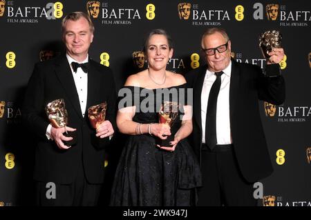 Christopher Nolan, Emma Thomas und Charles Roven mit den Preisen für die beste Regie und den besten FIM Oppenheimer bei der Verleihung der BAFTA Film Awards 2024 / 77. British Academy Film Awards in der Royal Festival Hall. London, 18.02.2024 *** Christopher Nolan, Emma Thomas und Charles Roven mit den Auszeichnungen für Best Director und Best Film Oppenheimer bei den BAFTA Film Awards 2024 77. British Academy Film Awards in der Royal Festival Hall London, 18 02 2024 Foto:xD.xBedrosianx/xFuturexImagex bafta2024 4907 Stockfoto