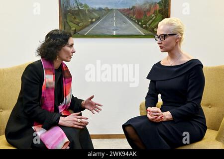 Brüssel, Belgien Februar 2024. Der belgische Außenminister Hadja Lahbib und die Witwe Navalnys Julia Navalnaya treffen sich nach einem informellen Treffen der Außenminister der EU, das vom Rat der Europäischen Union am Montag, den 19. Februar 2024 in Brüssel organisiert wurde. Die Witwe des russischen Oppositionsführers Alexej Nawalny wird an der Tagung des Rates für Auswärtige Angelegenheiten teilnehmen. Nawalny war einer der bekanntesten politischen Gegner des russischen Präsidenten Putin. Quelle: Belga News Agency/Alamy Live News Stockfoto