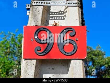 Straßenschild Nr. 96 auf einem Betonmast Stockfoto