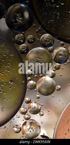 Abstrakte Ölblasen auf Wasser mit Reflektionen von Farben und Mustern. Abstrakter Hintergrund. Abstrakter Bildschirmschoner. Abstraktes Kunstwerk. Stockfoto