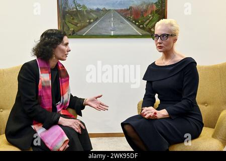 Brüssel, Belgien Februar 2024. Der belgische Außenminister Hadja Lahbib und die Witwe Navalnys Julia Navalnaya treffen sich nach einem informellen Treffen der Außenminister der EU, das vom Rat der Europäischen Union am Montag, den 19. Februar 2024 in Brüssel organisiert wurde. Die Witwe des russischen Oppositionsführers Alexej Nawalny wird an der Tagung des Rates für Auswärtige Angelegenheiten teilnehmen. Nawalny war einer der bekanntesten politischen Gegner des russischen Präsidenten Putin. Quelle: Belga News Agency/Alamy Live News Stockfoto