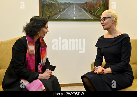 Brüssel, Belgien Februar 2024. Der belgische Außenminister Hadja Lahbib und die Witwe Navalnys Julia Navalnaya treffen sich nach einem informellen Treffen der Außenminister der EU, das vom Rat der Europäischen Union am Montag, den 19. Februar 2024 in Brüssel organisiert wurde. Die Witwe des russischen Oppositionsführers Alexej Nawalny wird an der Tagung des Rates für Auswärtige Angelegenheiten teilnehmen. Nawalny war einer der bekanntesten politischen Gegner des russischen Präsidenten Putin. Quelle: Belga News Agency/Alamy Live News Stockfoto