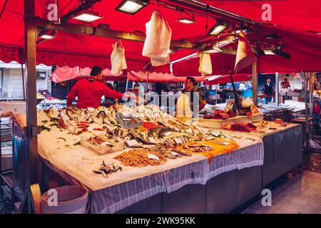 Catania, Italien - 1. November 2019: Fisch und Meeresfrüchte auf dem Fischmarkt in Catania, Sizilien, Italien. Frischer Fisch auf dem Fischmarkt in der Altstadt von Catania im p Stockfoto