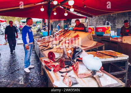 Catania, Italien - 1. November 2019: Fisch und Meeresfrüchte auf dem Fischmarkt in Catania, Sizilien, Italien. Frischer Fisch auf dem Fischmarkt in der Altstadt von Catania im p Stockfoto