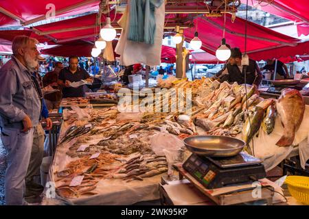 Catania, Italien - 1. November 2019: Fisch und Meeresfrüchte auf dem Fischmarkt in Catania, Sizilien, Italien. Frischer Fisch auf dem Fischmarkt in der Altstadt von Catania im p Stockfoto