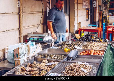 Catania, Italien - 1. November 2019: Fisch und Meeresfrüchte auf dem Fischmarkt in Catania, Sizilien, Italien. Frischer Fisch auf dem Fischmarkt in der Altstadt von Catania im p Stockfoto