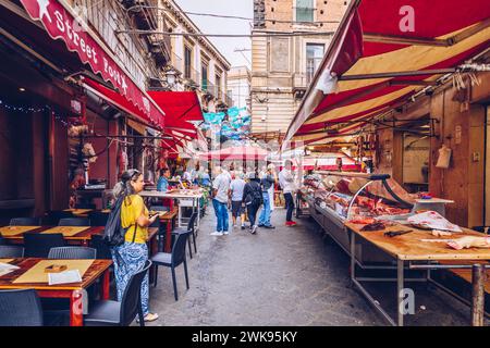 Catania, Italien - 1. November 2019: Fisch und Meeresfrüchte auf dem Fischmarkt in Catania, Sizilien, Italien. Frischer Fisch auf dem Fischmarkt in der Altstadt von Catania im p Stockfoto