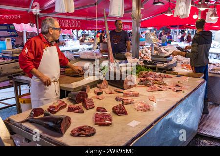 Catania, Italien - 1. November 2019: Fisch und Meeresfrüchte auf dem Fischmarkt in Catania, Sizilien, Italien. Frischer Fisch auf dem Fischmarkt in der Altstadt von Catania im p Stockfoto