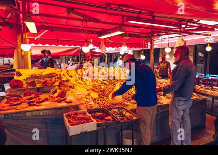 Catania, Italien - 1. November 2019: Fisch und Meeresfrüchte auf dem Fischmarkt in Catania, Sizilien, Italien. Frischer Fisch auf dem Fischmarkt in der Altstadt von Catania im p Stockfoto