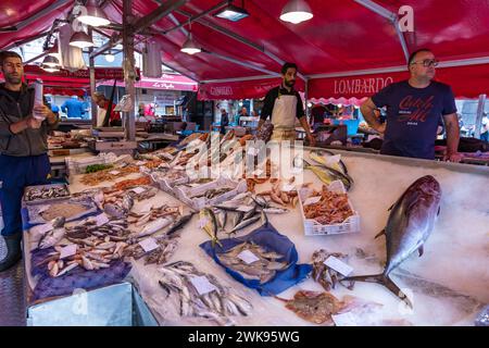 Catania, Italien - 1. November 2019: Fisch und Meeresfrüchte auf dem Fischmarkt in Catania, Sizilien, Italien. Frischer Fisch auf dem Fischmarkt in der Altstadt von Catania im p Stockfoto