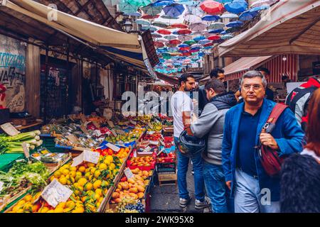 Catania, Italien - 1. November 2019: Fisch und Meeresfrüchte auf dem Fischmarkt in Catania, Sizilien, Italien. Frischer Fisch auf dem Fischmarkt in der Altstadt von Catania im p Stockfoto