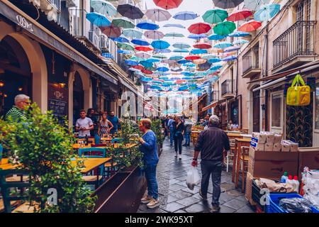 Catania, Italien - 1. November 2019: Fisch und Meeresfrüchte auf dem Fischmarkt in Catania, Sizilien, Italien. Frischer Fisch auf dem Fischmarkt in der Altstadt von Catania im p Stockfoto