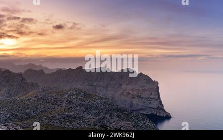 Landschaftsblick auf die zerklüftete Küste am Cap de Formentor und die Serra Tramuntana von Mallorca bei Sonnenuntergang Stockfoto