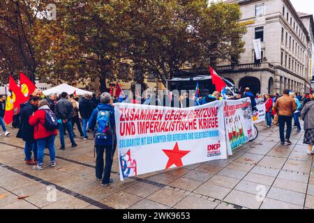 Stuttgart, 19. Oktober 2019: Kurdische Demonstration gegen den Einmarsch türkischer Truppen in syrisch-kurdische Gebiete. Stockfoto