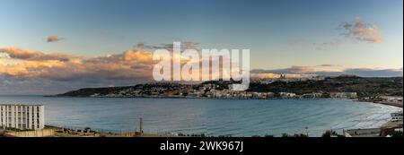 Ein Panoramablick auf die Mellieha Bay in Malta bei Sonnenuntergang Stockfoto