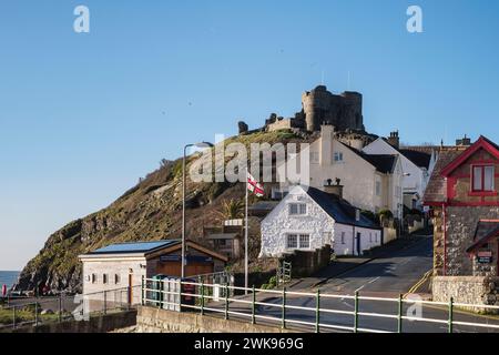 Auf einem Hügel gelegene Burgruinen und RNLI-Station in Criccieth, Llyn Peninsula, Gwynedd, Nordwales, Vereinigtes Königreich, Großbritannien Stockfoto