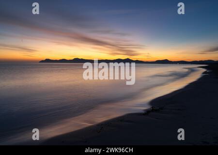 Ein Blick auf den endlosen Strand von Playa del Muro in Alcudia kurz vor Sonnenaufgang Stockfoto