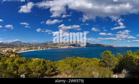 Panoramablick auf die Bucht von Altea und die Berge der Serra de Bernia in der Provinz Alicante Stockfoto