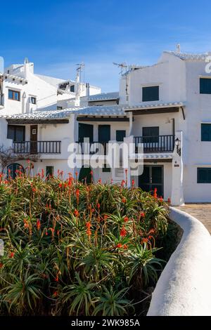 Binibeca Vell, Spanien - 24. Januar 2024: Typische weiß getünchte Gebäude im malerischen Dorf Binibeca Vell auf Menorca Stockfoto