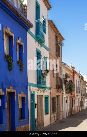 Denia, Spanien - 7. Februar 2024: Blick auf die bunten Häuser und Restaurants im Fischerviertel in der Altstadt von Denia Stockfoto