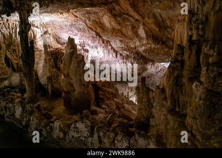 Porto Cristo, Spanien - 23. Januar 2024: Blick auf die Felsformationen im Cuevas del Drach im Osten Mallorcas Stockfoto