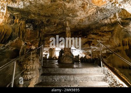 Porto Cristo, Spanien - 23. Januar 2024: Treppe, die in die Höhlen Cuevas del Drach in Porto Cristo im Osten Mallorcas führt Stockfoto