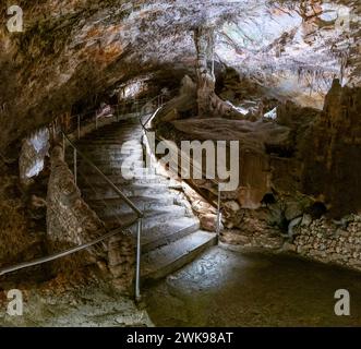 Porto Cristo, Spanien - 23. Januar 2024: Treppe, die in die Höhlen Cuevas del Drach in Porto Cristo im Osten Mallorcas führt Stockfoto