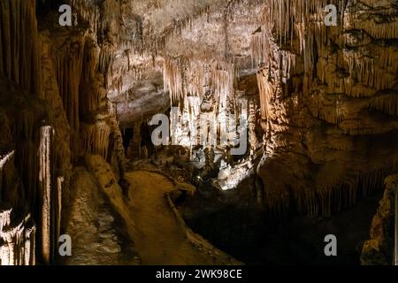 Porto Cristo, Spanien - 23. Januar 2024: Blick auf die Felsformationen im Cuevas del Drach im Osten Mallorcas Stockfoto