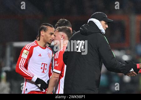 Bochum, Deutschland. Februar 2024. Fußball: Bundesliga, VfL Bochum - Bayern München, Spieltag 22, Vonovia Ruhrstadion. Der Münchner Joshua Kimmich (2. Von links) hat die Augen geschlossen, nachdem er durch Trainer Thomas Tuchel (r) ersetzt wurde. Hinweis: David Inderlied/dpa – WICHTIGER HINWEIS: gemäß den Vorschriften der DFL Deutscher Fußball-Liga und des DFB Deutscher Fußball-Bundes ist es verboten, im Stadion und/oder des Spiels aufgenommene Fotografien in Form von sequenziellen Bildern und/oder videoähnlichen Fotoserien zu verwenden oder zu nutzen./dpa/Alamy Live News Stockfoto