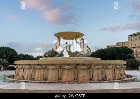 Valletta, Malta - 23. Dezember 2023: Blick auf den Triton-Brunnen in der Innenstadt von Valletta bei Sonnenaufgang Stockfoto