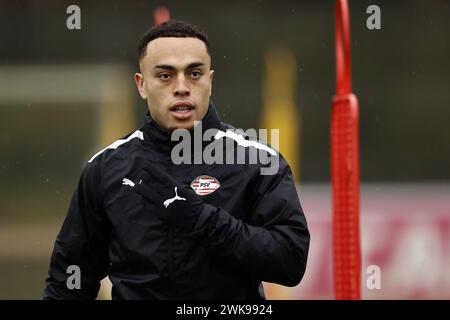 EINDHOVEN - Sergino Dest während des Trainings des PSV Eindhoven vor dem Champions-League-Spiel gegen Borussia Dortmund am 19. Februar 2024 auf dem PSV-Campus de Herdgang in Eindhoven, Niederlande. ANP MAURICE VAN STEEN Stockfoto