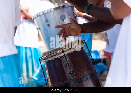 Salvador, Bahia, Brasilien - 2. Februar 2024: Mitglieder von Candomble werden während der Party für Iemanja auf Rio Veremlho Schlaginstrumente spielen Stockfoto