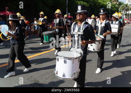 Salvador, Bahia, Brasilien - 03. Februar 2024: Musiker aus traditionellen Gruppen treten während des Fuzue-Vorkarnevals in Salvador musikalisch auf Stockfoto