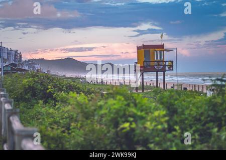 Itajaí-sc, brasilien- 01.Februar 2024, brava Beach und morro do careca, Touristenattraktion der Stadt am späten Nachmittag, Strand am späten Nachmittag mit Leben Stockfoto