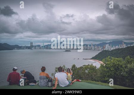 Itajaí-sc, brasilien- 01.Februar 2024, brava Beach und morro do careca, Touristenattraktion der Stadt am späten Nachmittag, Strand am späten Nachmittag mit Leben Stockfoto