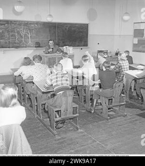 Schule in den 1950er Jahren Der männliche Lehrer im Klassenzimmer mit seinen Schülern, die sie über den Anbau von Obstbäumen lernen. Der Lehrer hat einen Baum an die Tafel gezeichnet. Schweden 1950 Kristoffersson Ref. BB51-1 *** Lokale Bildunterschrift *** © Classic Picture Library. Alle Rechte vorbehalten. Geschützt durch eine digitale Signatur. Bildüberwachung und -Schutz ist auf diesem Bild aktiviert. Die Lizenz, Präsentation oder Newsletter beinhaltet KEINE Nutzung in sozialen Medien. Stockfoto