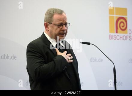 Die katholische Bischoefe in Augsburg berät vom 19.02.2024 an bei Ihrer Fruehjahrsvollversammlung ueber kirchenpolitische und gesellschaftliche Fragen. Im Foto vom 19.02.2024: Presseerklärung des Vorsitzenden der Deutschen Bischofskonferenz, Bischof Georg Baetzing Bätzing, zum Auftakt der Vollversammlung im Haus Sankt Ulrich in Augsburg. Im Mittelpunkt der Vollversammlung steht das Wahljahr 2024 mit seinen Landtagswahlen im Osten und der Zustand der Demokratie, wie die katholische Deutsche Bischofskonferenz mitteilte. Die 64 Mitglieder der Bischofskonferenz sprechen aber auch ueber die zune Stockfoto