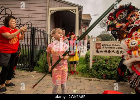 Los Angeles, Kalifornien, USA. Februar 2024. 125. Jährliche chinesische Neujahrsparade und -Festival in Chinatown. Wie für das Jahr des Drachens passend, ist die Hauptattraktion hier die jährliche Golden Dragon Parade, die ihrer Route folgt (Start an Hill Street und Ord Street, und endet am Broadway und Cesar Chavez) (Foto: © Alberto Sibaja/Pacific Press via ZUMA Press Wire) NUR REDAKTIONELLE VERWENDUNG! Nicht für kommerzielle ZWECKE! Stockfoto