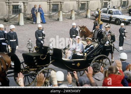 Carl XVI. Gustaf, König von Schweden. Geboren am 30. april 1946. Abgebildet mit Königin Margrethe von Dänemark 1985 in einer offenen Pferdekutsche vor dem Königsschloss in Stockholm Schweden. Die beiden Könige sind Cousins. *** Lokale Bildunterschrift *** © Classic Picture Library. Alle Rechte vorbehalten. Geschützt durch eine digitale Signatur. Bildüberwachung und -Schutz ist auf diesem Bild aktiviert. Die Lizenz, Präsentation oder Newsletter beinhaltet KEINE Nutzung in sozialen Medien. Stockfoto