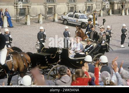 Carl XVI. Gustaf, König von Schweden. Geboren am 30. april 1946. Abgebildet mit Königin Margrethe von Dänemark 1985 in einer offenen Pferdekutsche vor dem Königsschloss in Stockholm Schweden. Die beiden Könige sind Cousins. *** Lokale Bildunterschrift *** © Classic Picture Library. Alle Rechte vorbehalten. Geschützt durch eine digitale Signatur. Bildüberwachung und -Schutz ist auf diesem Bild aktiviert. Die Lizenz, Präsentation oder Newsletter beinhaltet KEINE Nutzung in sozialen Medien. Stockfoto