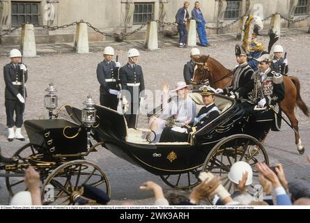 Carl XVI. Gustaf, König von Schweden. Geboren am 30. april 1946. Abgebildet mit Königin Margrethe von Dänemark 1985 in einer offenen Pferdekutsche vor dem Königsschloss in Stockholm Schweden. Die beiden Könige sind Cousins. *** Lokale Bildunterschrift *** © Classic Picture Library. Alle Rechte vorbehalten. Geschützt durch eine digitale Signatur. Bildüberwachung und -Schutz ist auf diesem Bild aktiviert. Die Lizenz, Präsentation oder Newsletter beinhaltet KEINE Nutzung in sozialen Medien. Stockfoto