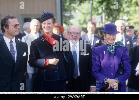 Carl XVI. Gustaf, König von Schweden. Geboren am 30. april 1946. Abgebildet mit Königin Silvia und Königin Margrethe von Dänemark 1985. *** Lokale Bildunterschrift *** © Classic Picture Library. Alle Rechte vorbehalten. Geschützt durch eine digitale Signatur. Bildüberwachung und -Schutz ist auf diesem Bild aktiviert. Die Lizenz, Präsentation oder Newsletter beinhaltet KEINE Nutzung in sozialen Medien. Stockfoto