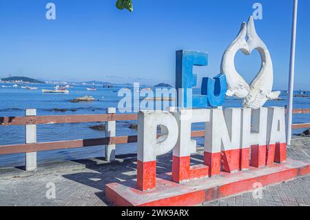 Penha-sc, brasilien-18. februar 2023, Denkmal des Strandes der Trapiche, geschrieben mit 'I love penha' mit Fischerbooten und an einem sonnigen Tag. Stockfoto